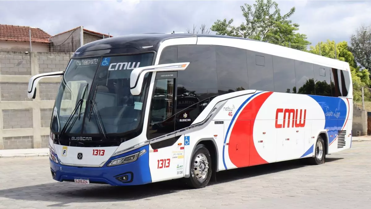 A foto mostra um ônibus da CMW Transportes